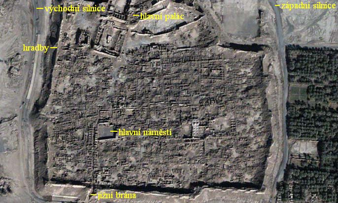 ledna 2004 Snímky zachycují starobylou pevnost ve městě Bám v Iránu před a po zemětřesení z 26.