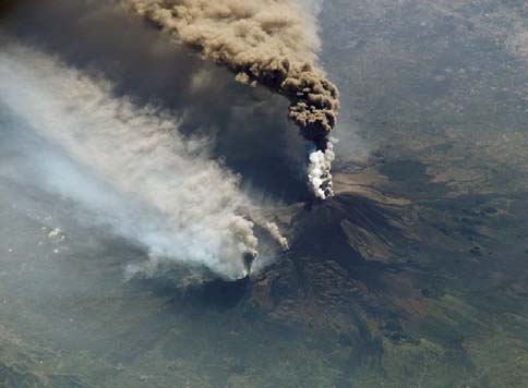 jejich následků asi 200 000 osob. Sopka Veniaminof na Aljašce. Poslední fáze erupce v roce 1983-1984. Láva stéká a rozlévá se po svazích (černá plocha) a propadá se pod tajícím sněhovou pokrývkou.