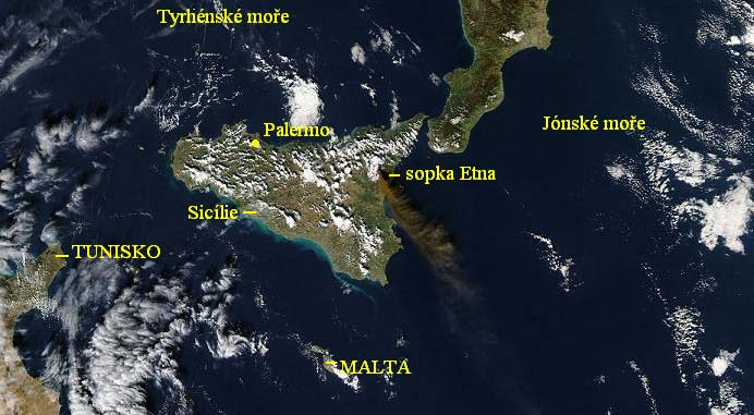 Tichém oceánu. Spodní snímek družice Aqua zachycuje vulkanickou činnost sicilské sopky Etny, která ze svého kráteru uvolňuje úzký sloupec vulkanického popela.