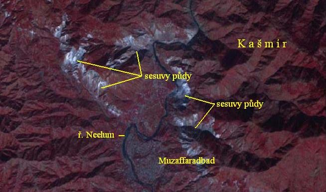 října 2005 Snímky zachycují oblast pohoří Kašmíru v severním Pakistánu před a po zemětřesení z 8. října 2005.