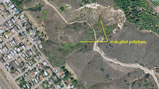 PŘÍRODNÍ KATASTROFY SESUVY PŮDY USA pobřežní městečko La Conchita v Kalifornii před sesuvem půdy v září 2003