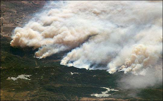 PŘÍRODNÍ KATASTROFY - POŽÁRY POŽÁRY Ničivé požáry je termín, který zahrnuje všechny nekontrolované, volně se šířící požáry (v anglické terminologii wildfires, bushfires).