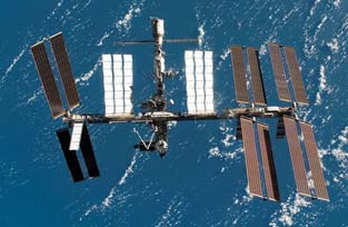 DRUŽICE A DRUŽICOVÉ SYSTÉMY Současné družicové systémy (přehled) Umělé družice Země a pilotované kosmické lodě jsou v současnosti nejdynamičtěji se vyvíjející skupina nosičů pro pořizování dat.