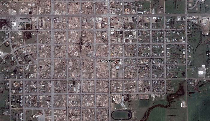 května 2007 Družicový snímek zobrazuje město Greensburg v Kansasu, kterým se prohnalo tornádo o síle F-5, a které napáchalo obrovské škody.