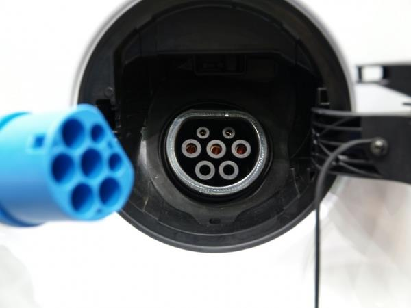 Kabel a konektor Většina elektromobilů používá k dobíjení akumulátorů klasické spojení s