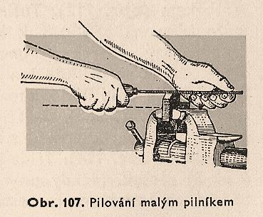 aby se nechvěl a nepružil, při upínání si můžete pomoci vloženými čelistmi, pilujte celou