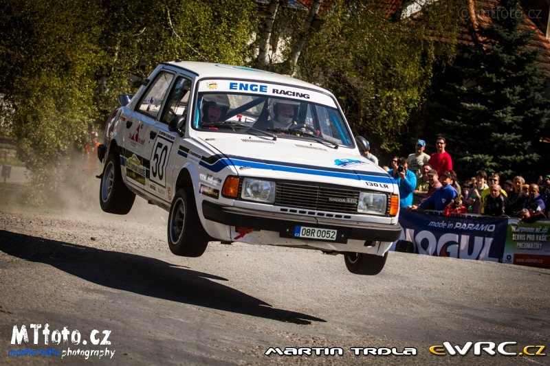 není honba za body. Jsme soudní a jedeme pro radost naši a i diváků. Přesto se po vyhrané Bohemii objevil v diskusi na ewrc názor, že vaše auto neodpovídá předpisům. Břetislav: Tím se vůbec nezabývám.