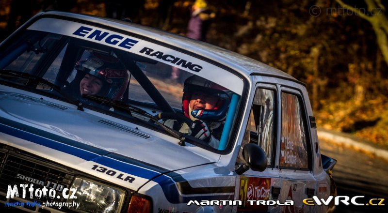 Pražský Rallysprint za její volant usedl pro změnu Tomáš. Lucie: A já se, plna očekávání, vrátila na sedadlo spolujezdce. Byla to moje první závodnická zkušenost s bráchou v jednom autě.