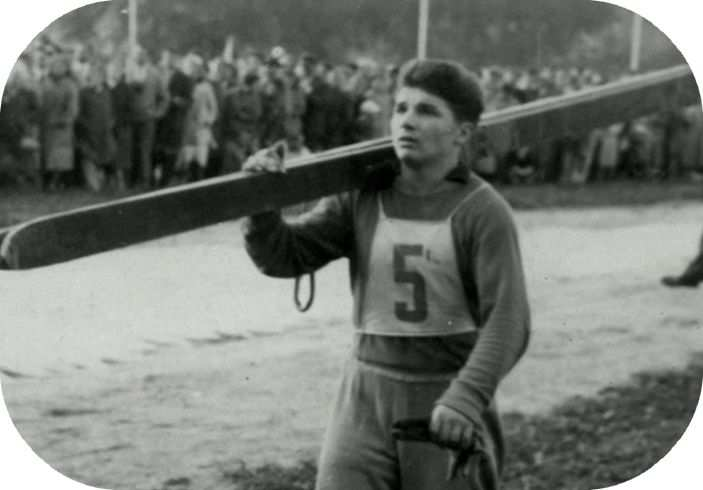 Narodil se 4. února 1941 ve Frenštátu pod Radhoštěm, otec byl barvířem v textilní továrně, matka zůstávala v domácnosti.