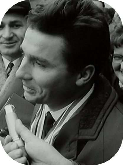 Po návratu ze ZOH 1968 domů jej čekalo doma ve Frenštátu famózní přivítání před zcela zaplněným náměstím kam přivezl ukázat zlatou medaili.