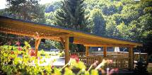 V Oliwa resorte v Trenčianskej Teplej v prekrásnom lesnom prostredí raňajkujeme, obedujeme a večeriame vo vynovenej veľkej jedálni, vedľa vynovenej veľkej krbovky, kde sa aj zabávame spíme v budove á
