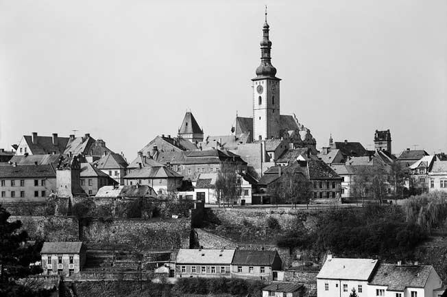 Uplatnûní koncepce záchrany památkové rezervace v Kutné Hofie NavrÏená koncepce záchrany památkové rezervace v Kutné Hofie se nejprve projednávala v ãervnu 1964 na pûdû Státního ústavu památkové péãe