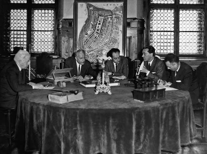 vnou politiku ochrany a obnovy historick ch mûst. Vyjadfiují také obdiv nad prûzkumn mi a provádûcími metodami zaveden mi Ústavem památkové péãe a ochrany pfiírody. Obr. 9.
