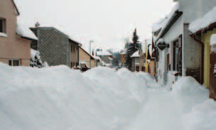 V některém počasí je ale určitě nejlepší radou nevyjíždět, když už ale vyjet musíte, myslete na to, že rychlost se musí izpůsobit stavu vozovky a snažte se co nejméně brzdit v zatáčkách.