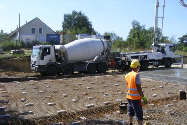 SLOVO STAROSTY Vážení spoluobčané, ve čtvrtek 20.8.2015 zasedalo po šesté Zastupitelstvo Obce Mšené-lázně. Projednávalo rozbor hospodaření obce a školy za 1.