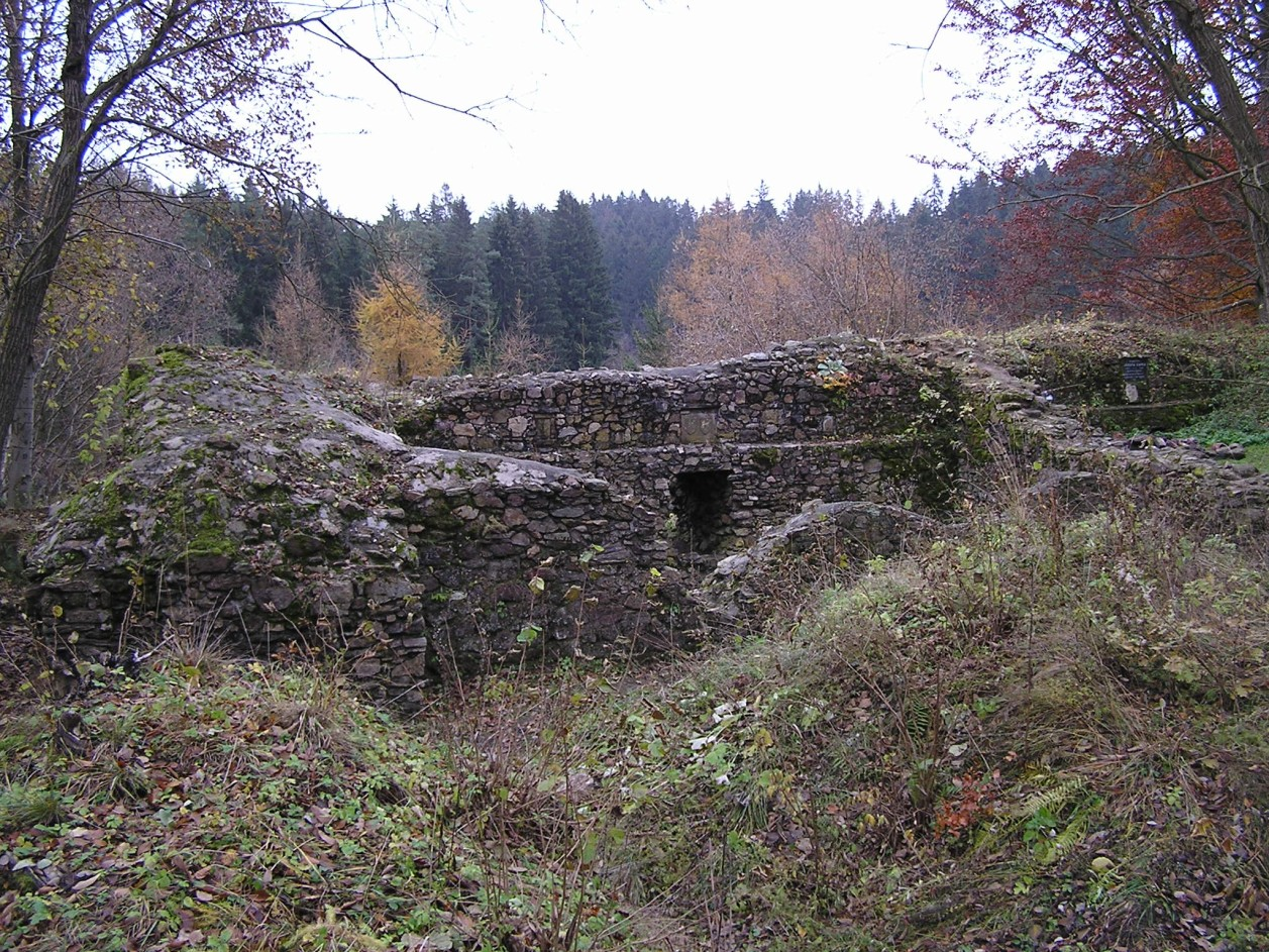 OBR. XI: Zakonzervované zdivo hradu Ronovce, v pozadí vpravo pamětní deska J.
