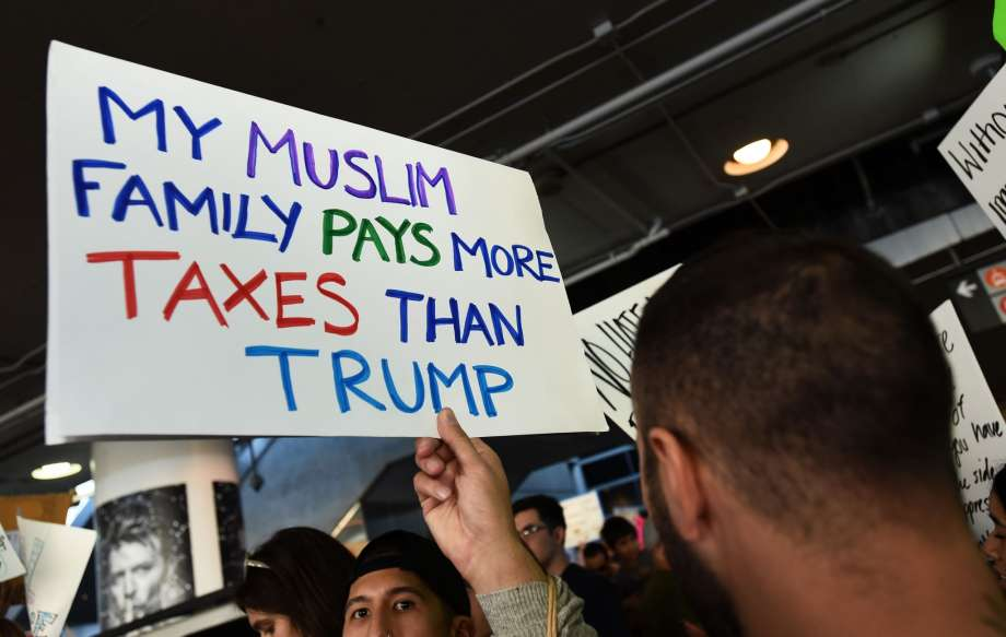 Moje muslimská rodina platí více daní než Trump Demonstrace proti Trumpovu exekutivnímu přikazu. Nový dekret vznikl ve spolupráci Stevea Bannona, Donalda Trumpa a bývalého poradce Michaela Flynna.