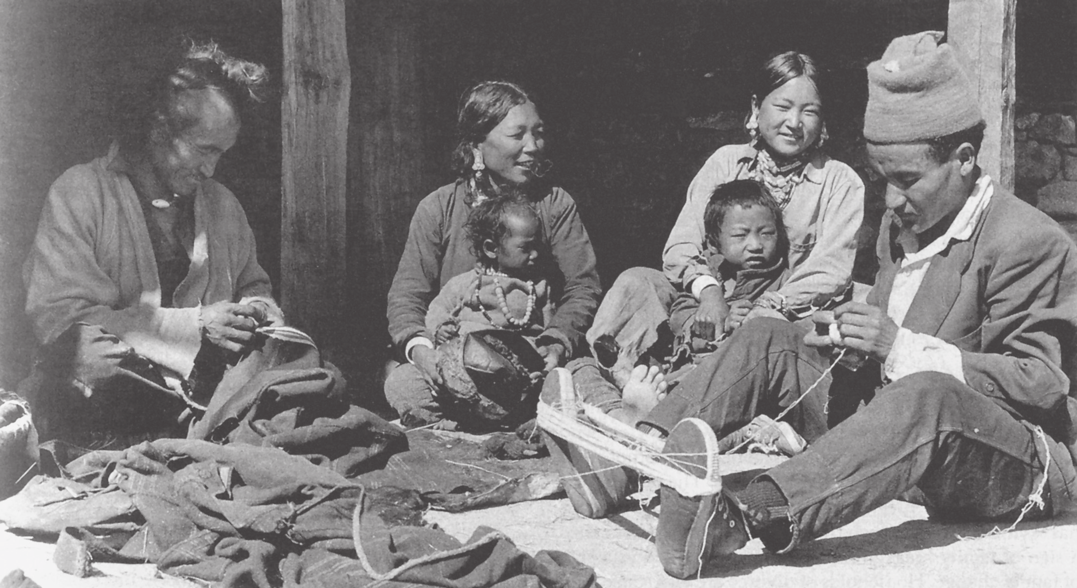 Antropologie manželství a sexuality 3 Polyandrická tibetská rodina z Nepálu: zleva doprava jsou nejstarší manžel, společná manželka s nejmladším dítětem (děvčátkem), nejstarší dcera se svým bratrem