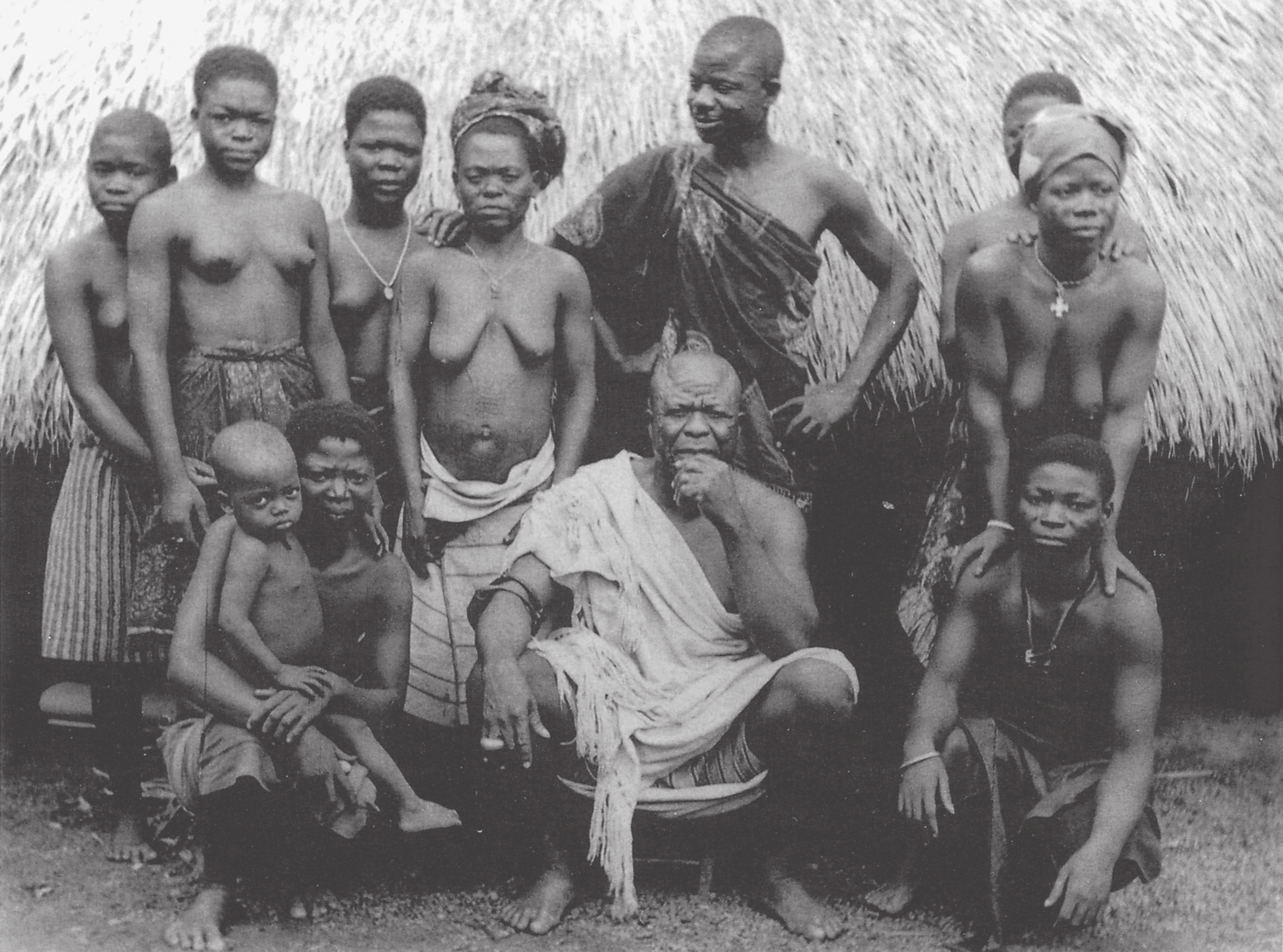 Formy manželství 4 Polygynní rodina Tivů ze západní Afriky: sedící manžel v popředí, jeho starší žena mu stojí po levici, vedle něj v pokleku jeho další dvě manželky, jeho nejstarší syn stojí za ním