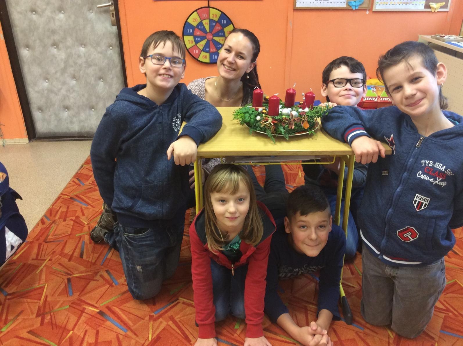 Výroba adventního věnečku Dne 25. 11. jsme si ve třídě II. Z poprvé navodili vánoční atmosféru. Společnými silami jsme si vyrobili adventní věneček.