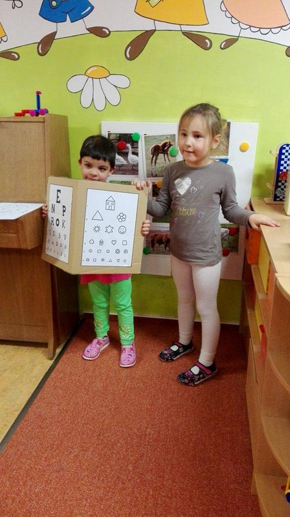 Myslím, že je loutkové divadlo i dostatečně namotivovalo pro vlastní tvorbu a hraní pohádek s maňásky v naší mateřské škole.