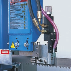 Regulace přílaku Hydraulicky ovládaná auomaická regulace přílaku pilového pásu do řezu v