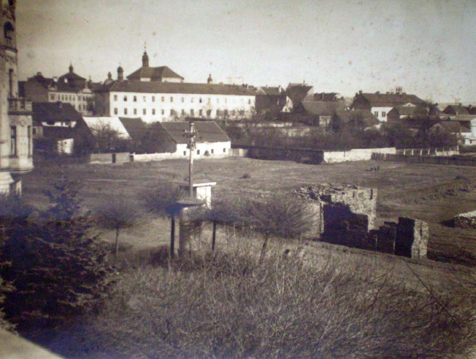 Obr. 23. Pohled z okna gymnázia na prostor pod bývalou piaristickou kolejí (velká budova v pozadí) v roce 1925.