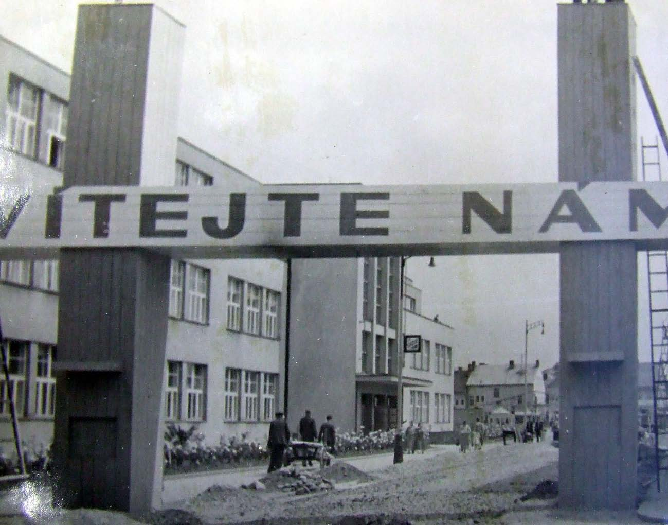Jiráskově ulici těsně po otevření v roce 1934. Obr. 30.