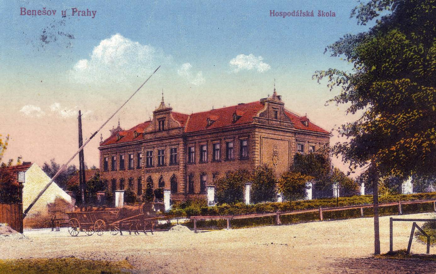 Obr. 67. Železniční přejezd v Pražské ulici v roce 1924. Roku 1929 zde lokomotiva srazila povoz p.