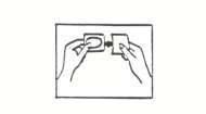 (iii) Druhou rukou oddělte ochranný kryt (viz obr. 4). Nedotýkejte se při tom prsty přilnavé části náplasti, jelikož by nemuselo dojít k jejímu správnému přilepení.