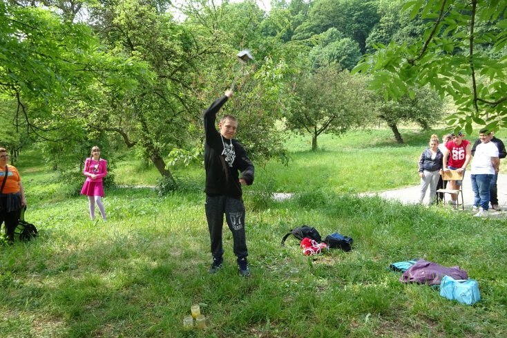 Stručná anotace programu. Během návštěvy u včelích úlů si o včelách nejprve povídáme, po oblečení ochranných obleků se podíváme do úlu, včely budeme moci pozorovat i v proskleném úle.