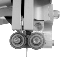 Vedení pilového pásu Pro správné vedení pilového pásu slouží vodiče pilového pásu. Na pásové pile jsou dvě vodící místa. Oba vodiče pilového pásu se seřizují stejným způsobem.