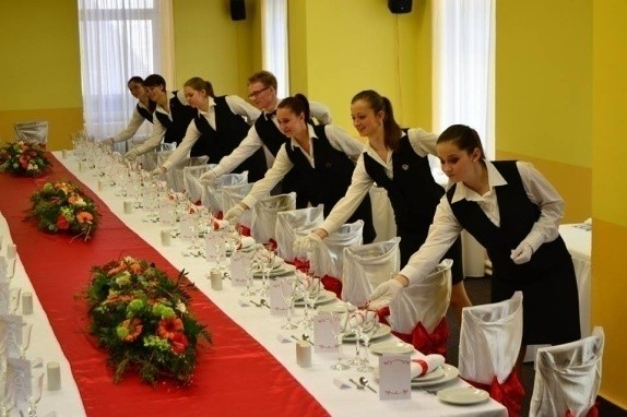 Slavnostní zpŧsob uplatňuje se při obsluze uzavřených společností a má dvě základní formy: banketní obsluhu o obsluha na