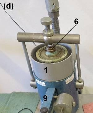 ) Prstenec se zorkem nsycené zeminy (S r =1) je umístěn do edometrické krbice n porézní destičku. N horní plochu zorku je též umístěn porézní destičk.