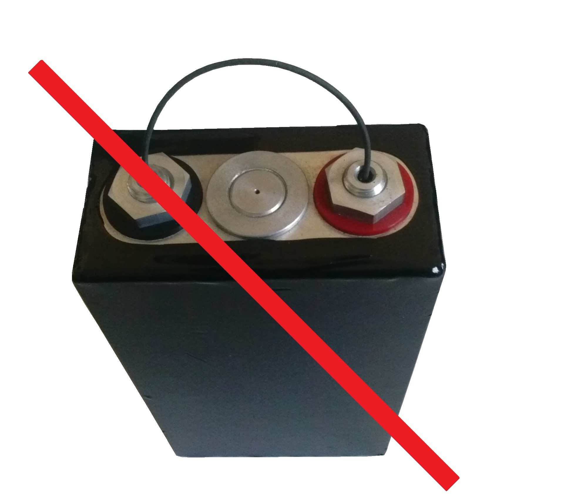 Bezpečnostní pokyny Baterie LiFePO4 samy o sobě nejsou hořlavé, ale v nabitém stavu je uvnitř velké množství energie které se při zkratu uvolní a může způsobit požár.