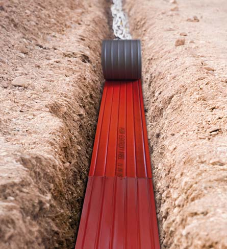 ZÁKRYTOVÉ PÁSY KAD-F Zákrytové pásy KAD-F jsou určeny k mechanické ochraně kabelů a potrubních systémů uložených v zemi, jako náhrada ochrany kabelů cihlami, dlaždicemi nebo betonovými bloky.