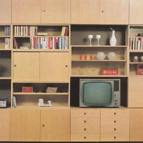 zařizování interiéru v šedesátých letech. Bylo to poprvé, kdy byla na zákazníka přenesena část výrobního procesu - montáž nábytku.