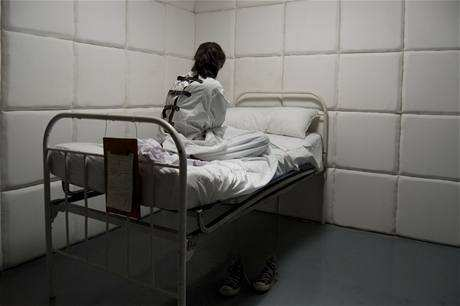 ASYLUM AMNESIA Vyprávěcí hororová hra bez vypravěče pro 3 až 4 hráče. Hra vychází ze systému A Penny For My Thouhgts.
