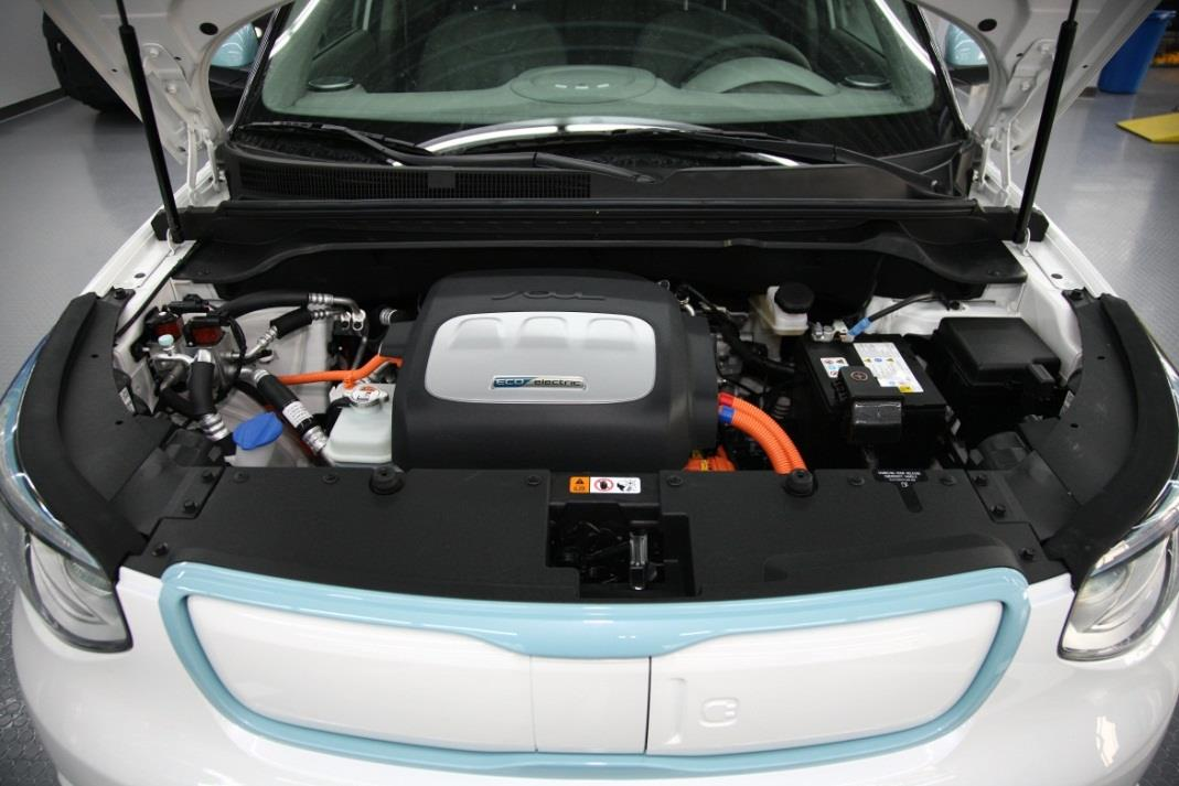 Identifikace elektromobilu Soul 4 Prostor elektrického motoru Logo Eco Electric najdete také pod kapotou, na krytu vysokonapěťové rozvodné skříňky.