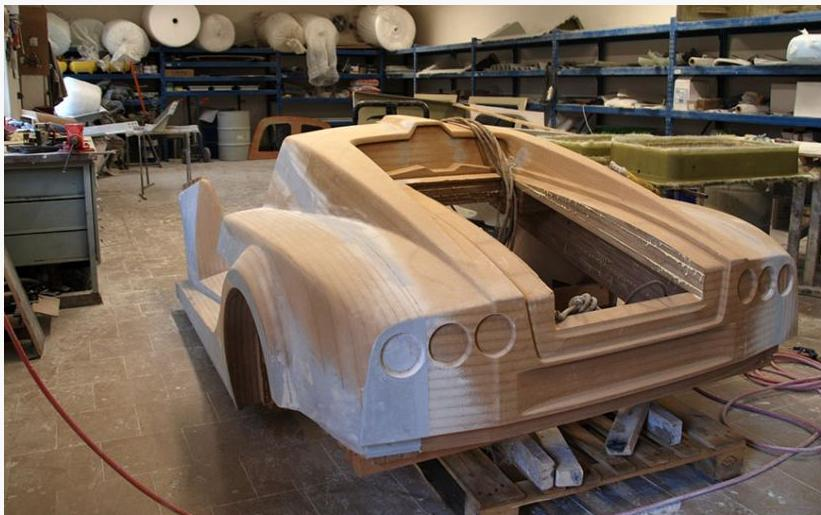 jak materiálu formy, tak i materiálu výrobku. To zaručí velmi přesné geometrické tvary a rozměry. Jako materiál skutečného modelu se používají tzv. MDF desky neboli desky z umělého dřeva.