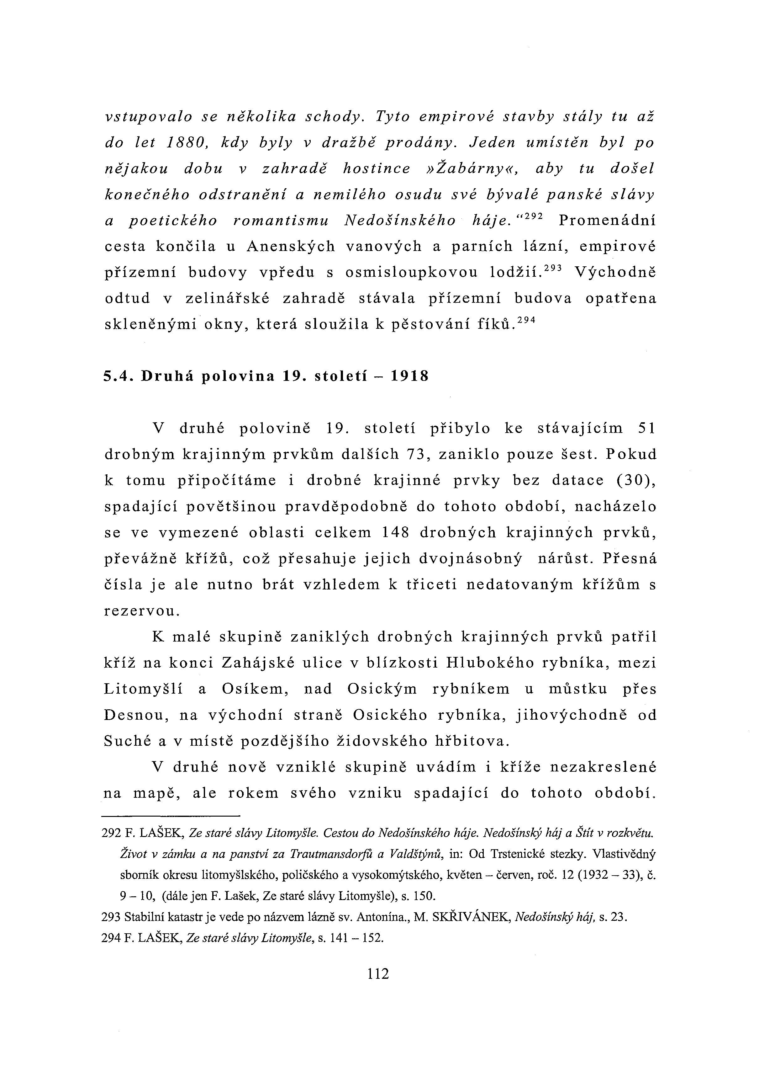 vstupovalo se několika schody. Tyto empirové stavby stály tu až do let 1880, kdy byly v dražbě prodány.