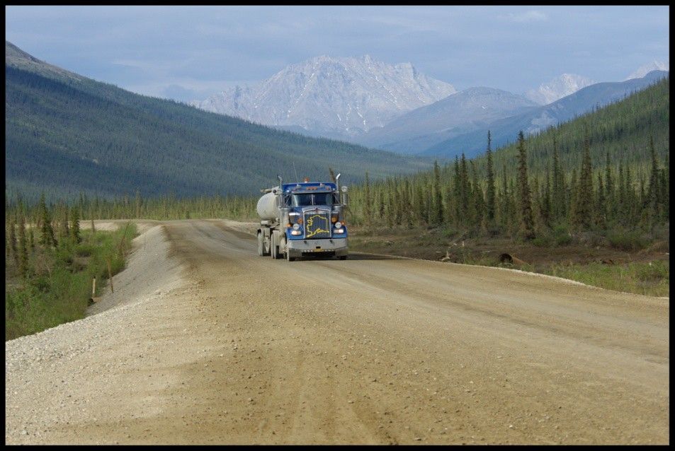 Dalton Highway Tato silnice jako jediná protíná celou Aljašku od jihu až k severu. Začíná za městem Fairbanks a končí u břehu Severního ledového oceánu v ropném městě Deadhorse.