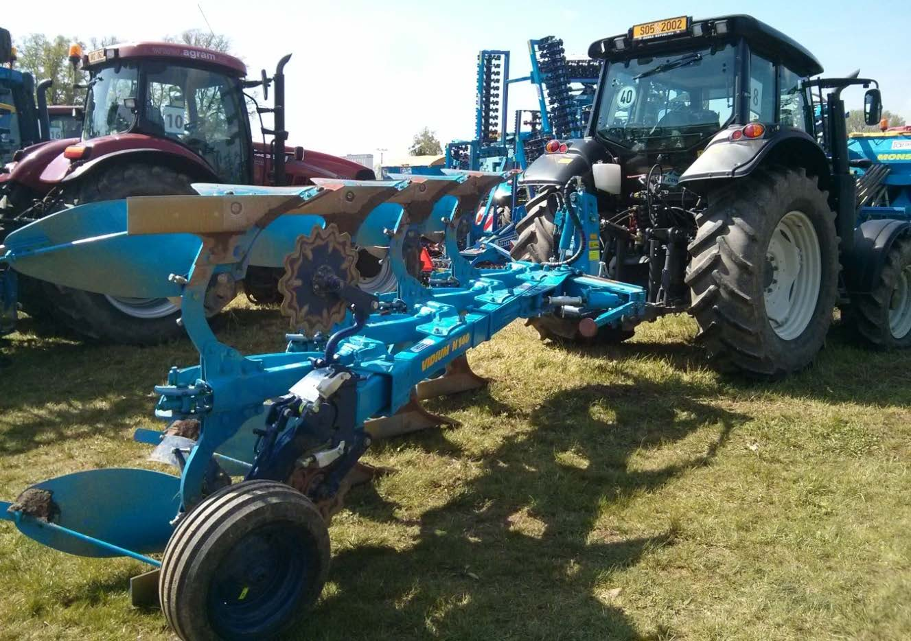prvkem neseného otočného pluhu je opěrné kolo, které slouží k vedení pluhu a udržování nastavené hloubky orby. Z hlediska přenosu sil na tříbodový závěs hraje opěrné kolo významnou roli.