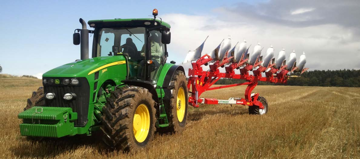 Obr. 31 Orební souprava John Deere 8295 R se sedmiradličným návěsným pluhem Pöttinger SERVO 6.50 v transportní poloze 5.2.3 Orební podmínky Polní měření bylo realizováno v zemědělském podniku Zemspol a.