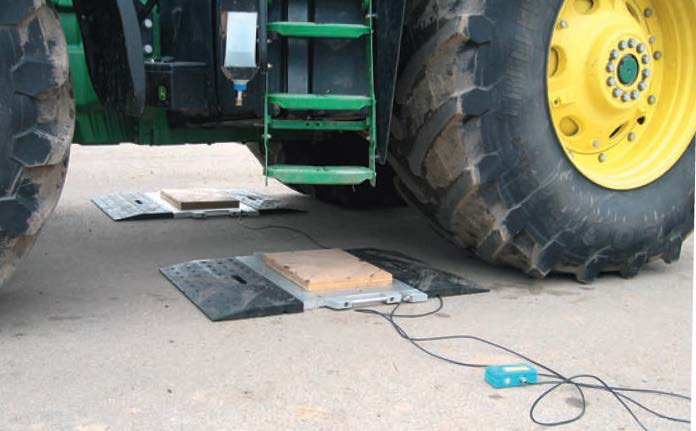5.2.5 Vážení traktorové soupravy Mimo polní měření realizované s orební soupravou s traktorem John Deere 8295R v agregaci s pluhem Pöttinger SERVO 6.