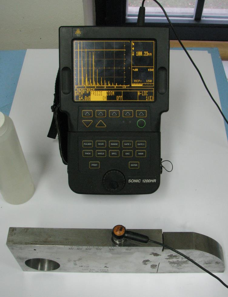 3.2.3 Ultrazvukový defektoskop a jeho kalibrace Měření probíhalo pomocí ultrazvukového impulsového defektoskopu SONIC 1200 HR, který se musel před samotným měřením nakalibrovat pro požadovaný rozsah