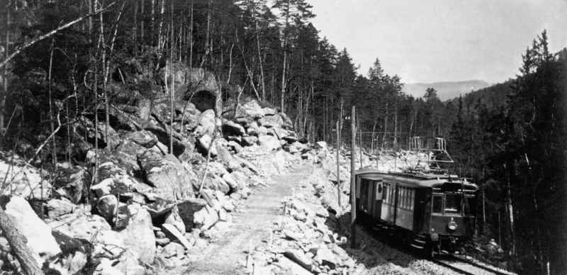 Uplatnil se i při budování lokální trati z Tábora do Bechyně. Ta byla dobudována v polovině roku 1903. V Táboře vznikla elektrárna pro napájení troleje.