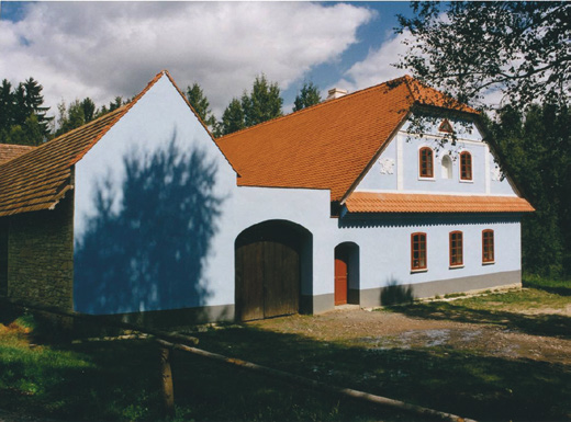 Magda Křivanová 43 25. Průčelí usedlosti z Mokré Lhoty, 2002, foto Z. Pykalová, fotoarchiv SLS Vysočina.