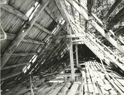 Magda Křivanová 39 15. Stav hospodářské části usedlosti čp. 19, krov polootevřené kolny, před rozebráním a transferem na Veselý Kopec, 1995, foto P. Dostál, fotoarchiv SLS Vysočina.