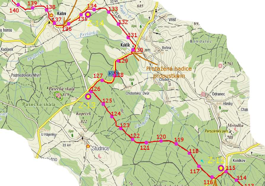 9 Asi po čtyrech kilometrech se dostaneme na silnici 2/354,kde je další záložní sbor.odbočíme doprava na silnici a asi po 1600m protáhneme hadici pod mostkem místního potoka Fryšávka.